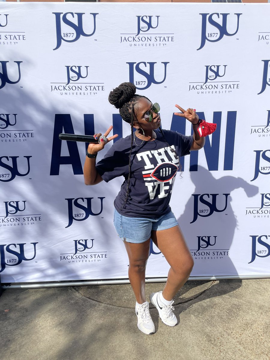 ChelleBSongBird's tweet photo. #LatePost Clock struck 3:15p yesterday and it was a wrap for Chelle B! Your #JSUHomecoming Hotspot Co-Host & Alumni Picnic Line Dance Hour Host ✌🏽! #TwoGigs #ThreeHours #ItChelleBDone 🎙
👕: @Reed_Enterprise https://t.co/J1vcrMIooc