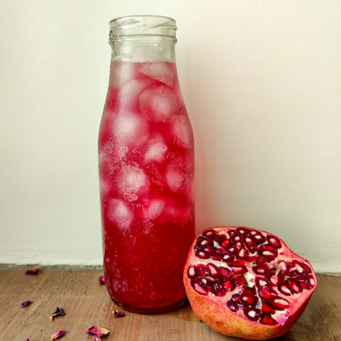 Kur0Tetsu's tweet photo. Rose and Pomegranate Kvass.

A fruity version of the classic beetroot kvass with apple peel to encourage fermentation and dried rose petals to add some floral notes. Carbonated by natural yeasts.

Check thread for some slo-mo action. 
#fermenteddrinks https://t.co/JgCKGcDeaG