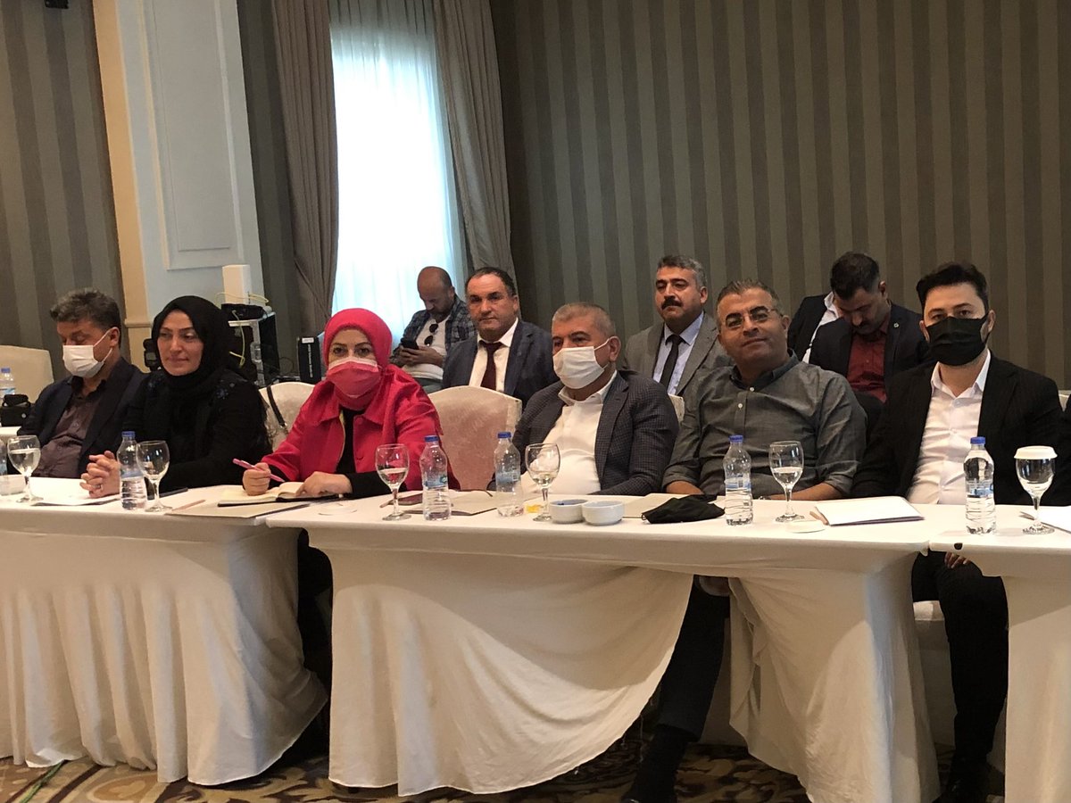 Van'da Demokratik Geleceğimizin İnşası Toplantısındayız. Kürt Meselesi konuşuluyor.

Gelecek bölge, ırk, etnisite gözetmeksizin, hepimizin!

<a href="/serkanozcan1/">Serkan Özcan</a> <a href="/torunkani/">Dr. C. Kâni Torun</a> <a href="/SemaSilkin/">Dr. Sema Silkin Ün</a> <a href="/mnedimyamali/">M. Nedim Yamalı</a> <a href="/nuraysagiroglu/">Nuray Sağıroğlu</a>