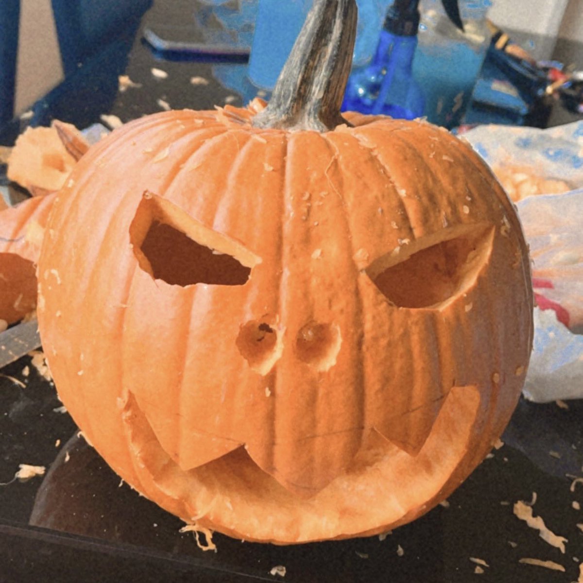 jplife_'s tweet photo. 🇺🇸: เนื่องจากตอนนี้อีกครึ่งเดือนก็จะใกล้วัน Halloween แล้ว วันนี้แอดเลย pumpkin carving เพื่อตกแต่งบ้าน เพื่อนบ้านแอด ก็เริ่มตกแต่งบ้านเตรียมรอเด็กๆมา trick or treat กันแล้วค่ะ เป็นยังไงบ้างคะ ฝีมือครั้งแรกของแอดพอไหวไหม 😂🎃👻 https://t.co/LYlfMs4CZe