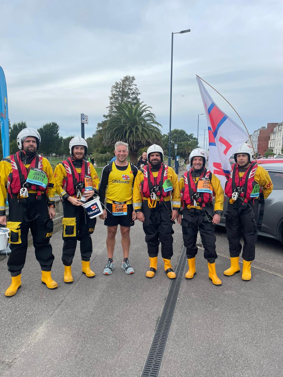 Look out and show your support for these guys on the Great South Run today.
It's not going to be easy for them running in <a href="/RNLI/">RNLI</a> wellys and full kit !

Sponsored run:
justgiving.com/fundraising/rn…

#RNLI #greatsouthrun #Portsmouth #savinglivesatsea #volunteers