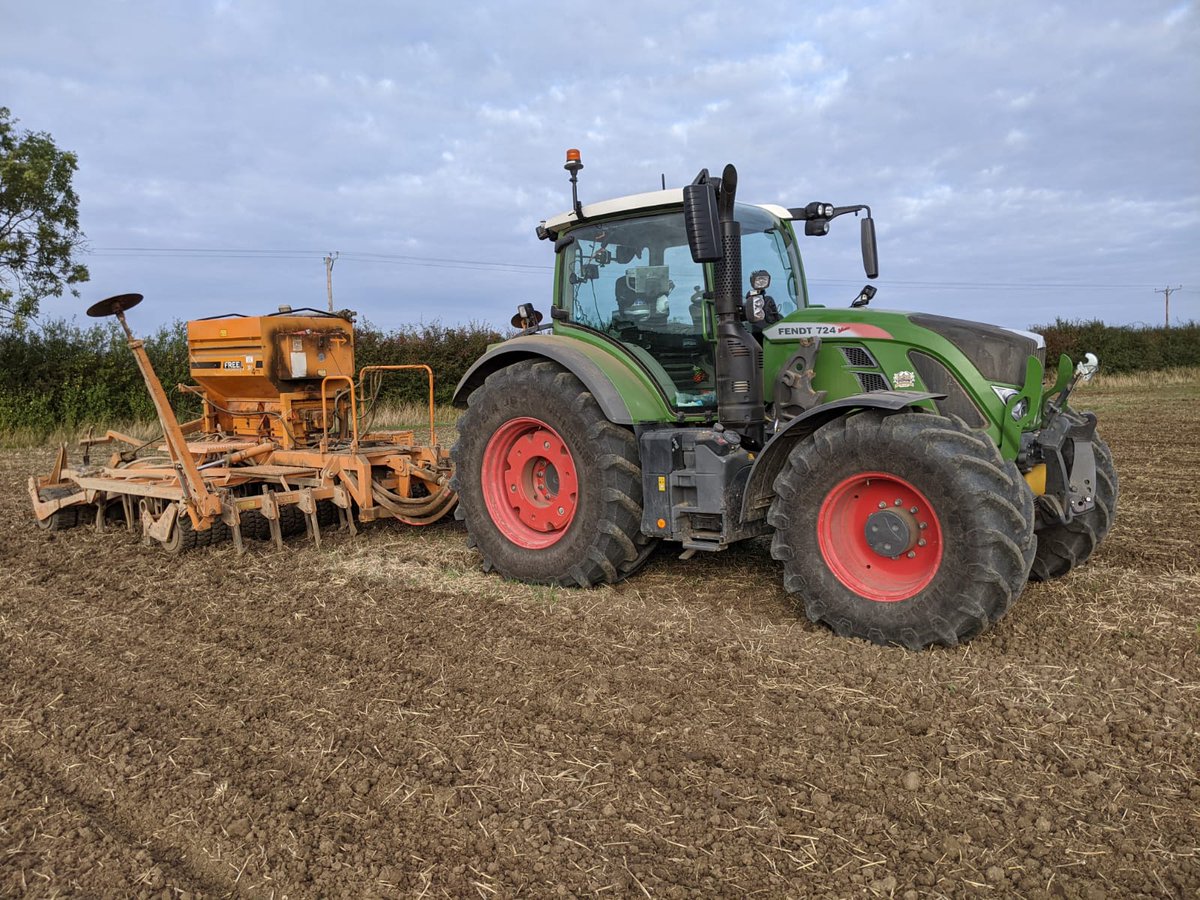 ElwessHerefords's tweet photo. The old and the new (and the middle-aged π), getting the job done. Drilling wheat for harvest 2022. A family wave this morning too π₯°
#Fendt #SimbaFreeFlow #Familyfarm https://t.co/msSEMOmspb