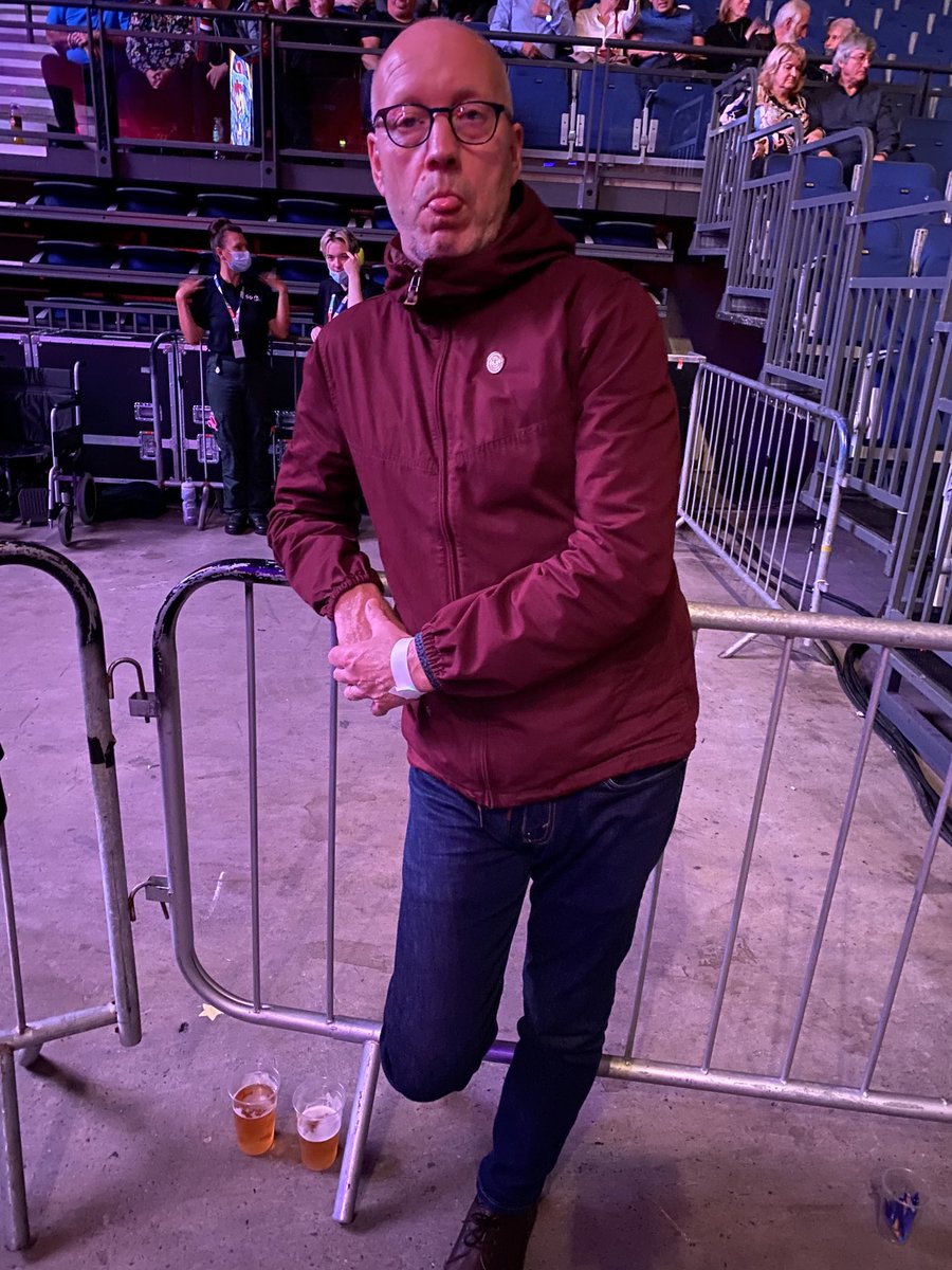 ⁦<a href="/PaulHeatonSolo/">Paul Heaton</a>⁩ new big coat for the gig. Great to be back🎵🎵