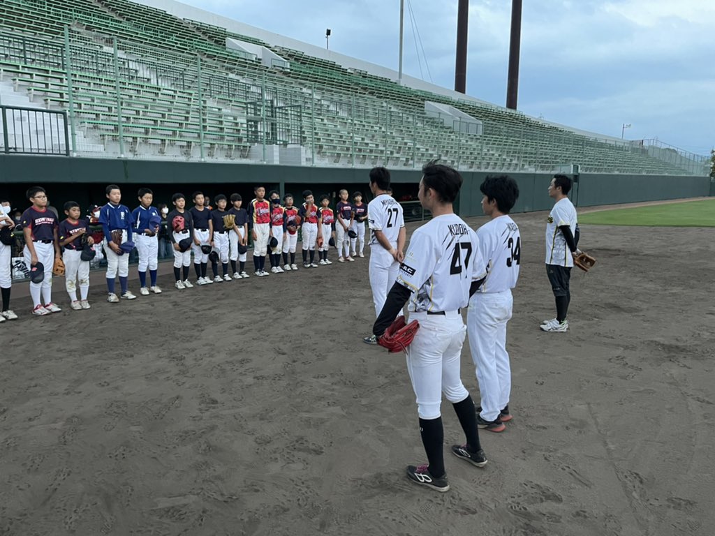【野球教室in福井市】
昨日、福井県営球場にて野球教室を行いました！
#宮下裕悟 選手
#輪田涼 選手
#工藤優太 選手
#TEPPEI 社長
が、小学生達に指導しました！
宮下選手はMVPの子にバットをプレゼント⁉️してました☺️ 

#福井ワイルドラプターズ
#ワン福井