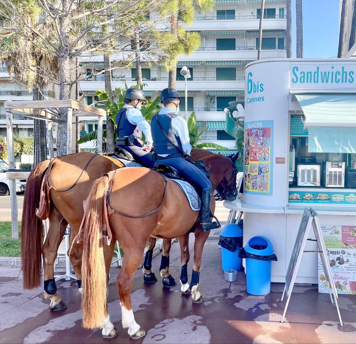L’heure du café #cannes #CotedAzurFrance #CoffeeTime #Mediterranean #cotedAzurNow