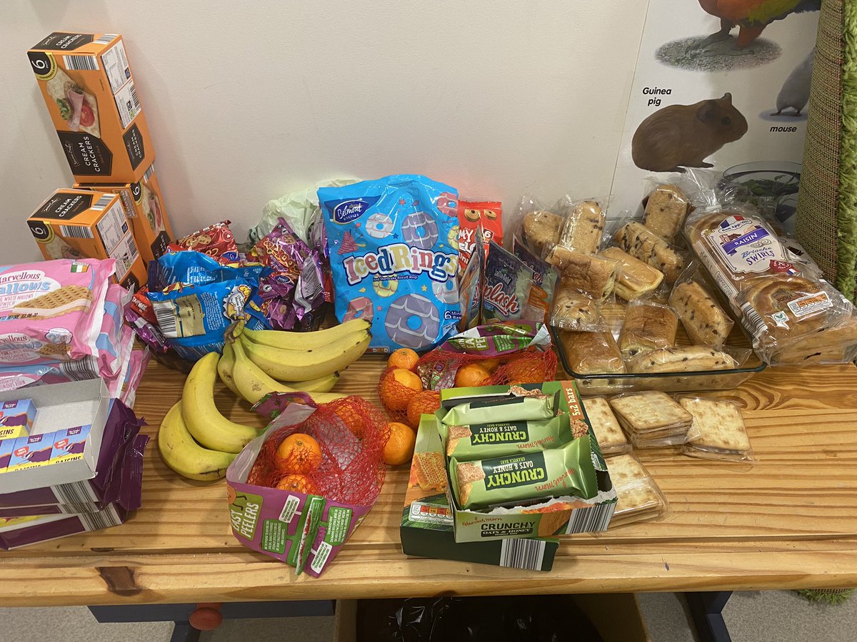 MsMaryGamble's tweet photo. This table is beside the front door of a @Barnardos_IRL centre in Dublin. 
It’s for parents and kids to help themselves as they leave. 
By 3pm it’s always empty.
#EndPoverty #IDEP2021 https://t.co/SxgLv4kP7b