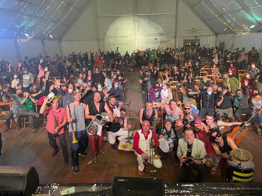 Biflats's tweet photo. 💵💵💵 #FiraMediterrània #1000gràcies 🔥🔥🔥 ahir vam viure una nit veritablement fantàstica a la @FMediterrania ❤❤❤ gràcies per acompanyar-nos en l'estrena de #Fanfarrona, esperem retrobar-vos ben aviat 💥👻 #Premiere #Cobla #Catalanfanfare https://t.co/rbTARF061M
