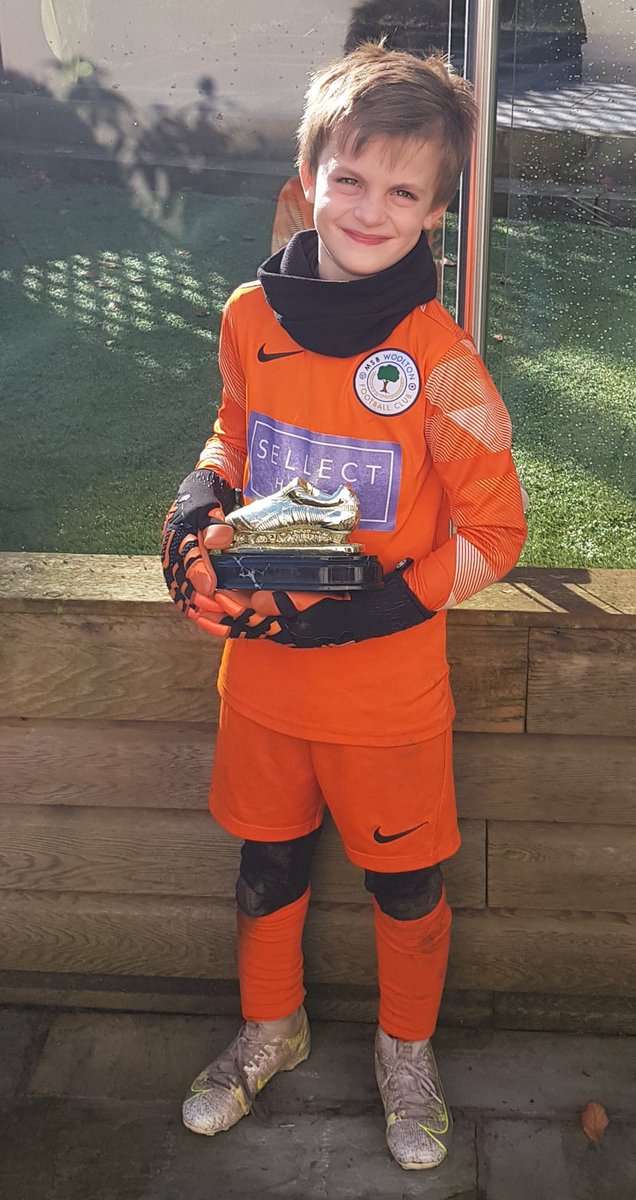 More football and another clean sheet -  helped by a hard working and organised team in front of him... and his pair of <a href="/SOLO_GK_/">SOLO-GK-</a> gloves.
Player of the week for his efforts. Well done, mate 👏 <a href="/halewoodcofe/">Halewood CofE School</a> #GoalkeepersUnion #ItsAnAdidasBootDad #grassrootsfootball