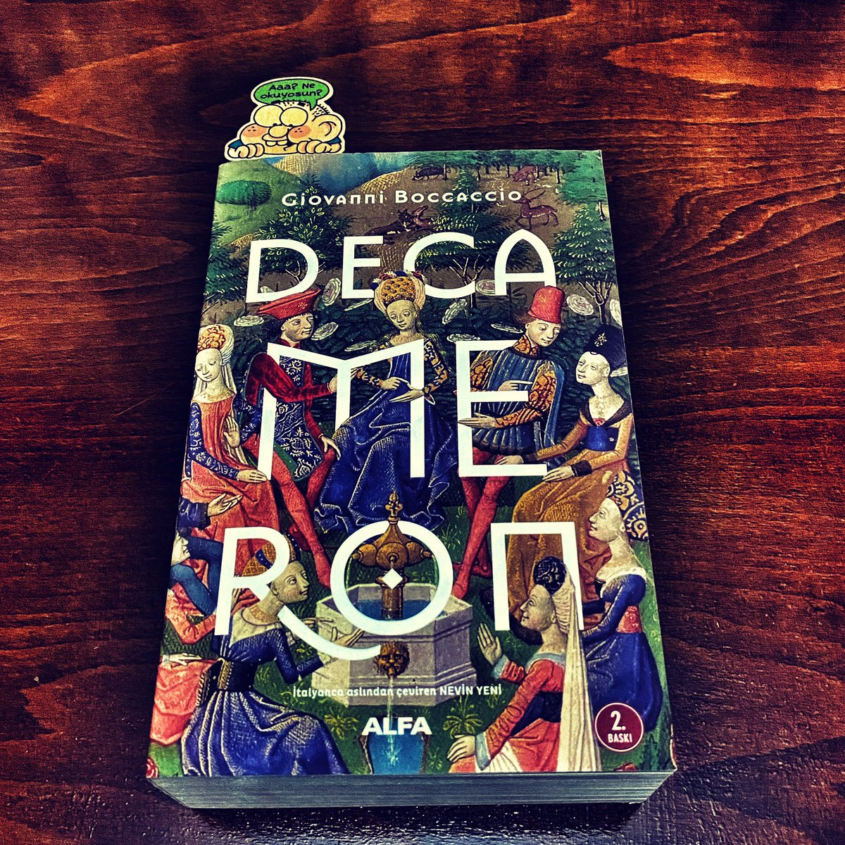 Giovanni Boccaccio mihmandarlığında birkaç günlüğüne hikâyelerin hüküm sürdüğü bir cennette olacağım, arz ederim! 🥳📜☕️ #GiovanniBoccaccio #Decameron @alfakitap 📝