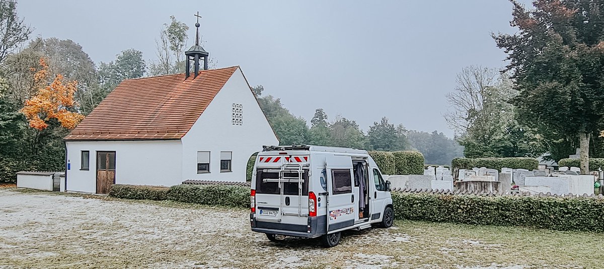 Nachtbucheintrag Nr. 2082: Mal wieder ein Friedhof. Eine herbstlich kalte, aber dafür sehr ruhige Nacht.
.
.
#whatabus #vanlife #fulltimerv #germany #bavaria #fall #autumn #mist #cemetery 
#lebenimwohnmobil #deutschland #bayern #herbst #nebel #friedhof