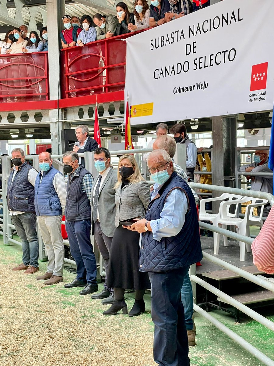 CarneGuadarram's tweet photo. Entrega de premios J. C. Carretero DG de Agricultura @ComunidadMadrid #FEAGAS @midra_i @ComunidadMadrid @MadridCalidad @ERFPAnGR https://t.co/O4skfT4Aar