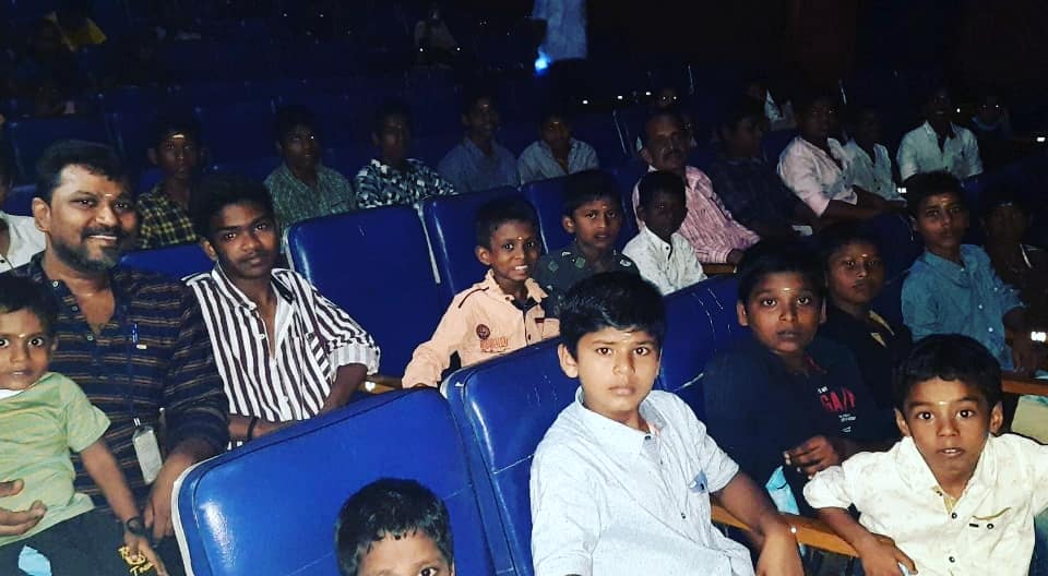 itzMersalsiva's tweet photo. திருப்பூர் #Tisso இல்ல குழந்தைகளின் விருப்பத்திற்கு ஏற்ப தியேட்டரில் @Siva_Kartikeyan நடித்த #Docor திரைப்படம் பார்க்க திருப்பூர் இனி ஒரு விதி செய்வோம் அமைப்பால் ஏற்பாடு செய்யப்பட்டது.
நீண்ட நாட்களுக்கு பிறகு படம் பார்த்த குழந்தைகள் மகிழ்ச்சி அடைந்தனர்❤ https://t.co/KEL5SnJoQb