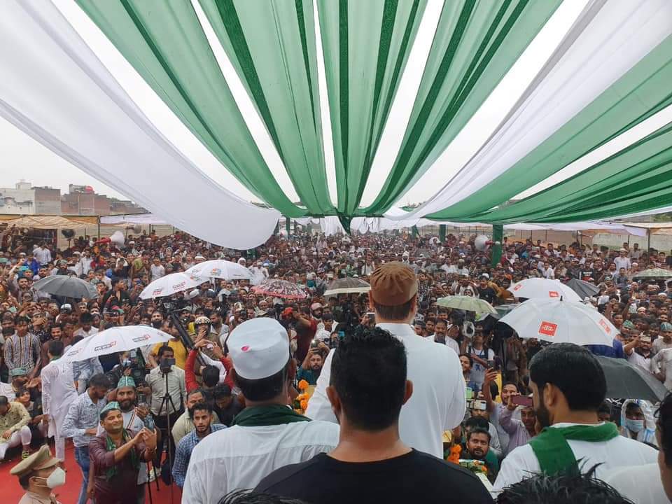 Aimim_Rajsthan's tweet photo. अल्हम्दो लिल्लाह ..
ये है हमारे नेता की मगबूलियत ...
आज तूफानी बारिश के बावजूद असदुद्दीन ओवैसी साहब को सुनने के लिए ग़ज़��आबाद मिसूरी में भीगते हुए लोगो का जन सैलाब देख कर कई राज नेताओ की नींद उड़ गयी होगी ... https://t.co/GKqFBB2wCo