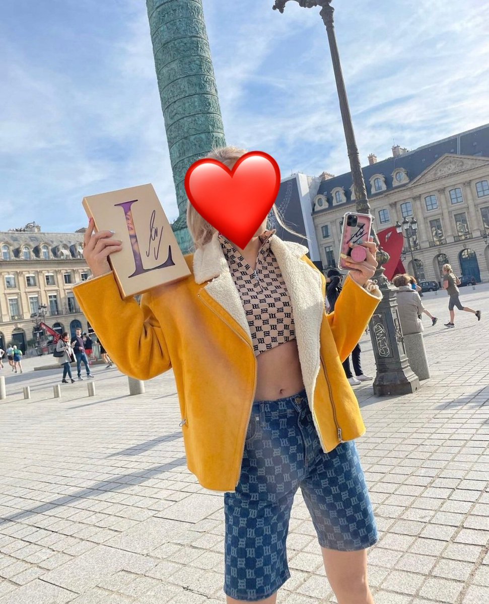 portalblackpink's tweet photo. 📸 #LISA agora de manhã em Paris conversando, autografando e abraçando os fãs que encontraram ela! 🇲🇫

#ลิซ่า #리사 #블랙핑크 #BLACKPINK @BLACKPINK https://t.co/75xC9WBSs0