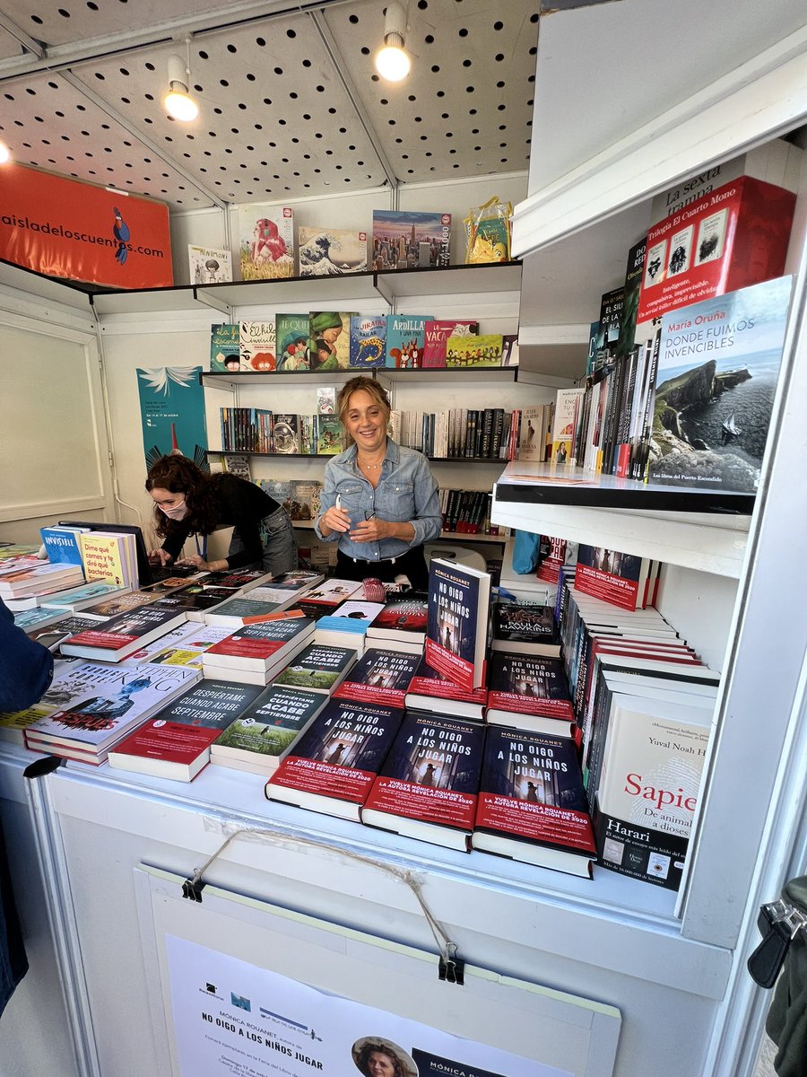 Estamos con @MonicaRouanet en la firma de su libro #NoOigoALosNiñosJugar en la caseta de la librería @islacuentos en la Feria del Libro de las Rozas.