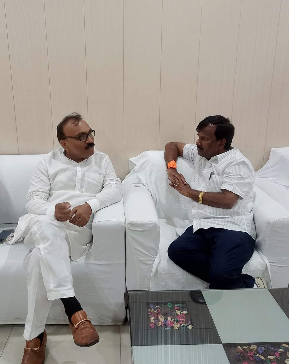 Bjp_Abhaygupta's tweet image. केंद्रीय राज्य सामाजिक न्याय एवं अधिकारिता मंत्री भारत सरकार माननीय ए नारायणस्वामी जी के साथ निरीक्षण भवन रामपुर में मुलाकात की।।।
@ANarayana_swamy