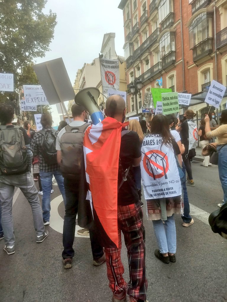 CNT_Teruel's tweet photo. Ayer estuvimos en Madrid en defensa de nuestro medio rural, en defensa de nuestros paisajes y en defensa de una transición energética justa, que ponga a las personas en el centro frente al impúdico beneficio de los oligopolios energéticos.
#RenovablesSiPeroNoAsi
#16OconALIENTE https://t.co/FI04HfzXRl