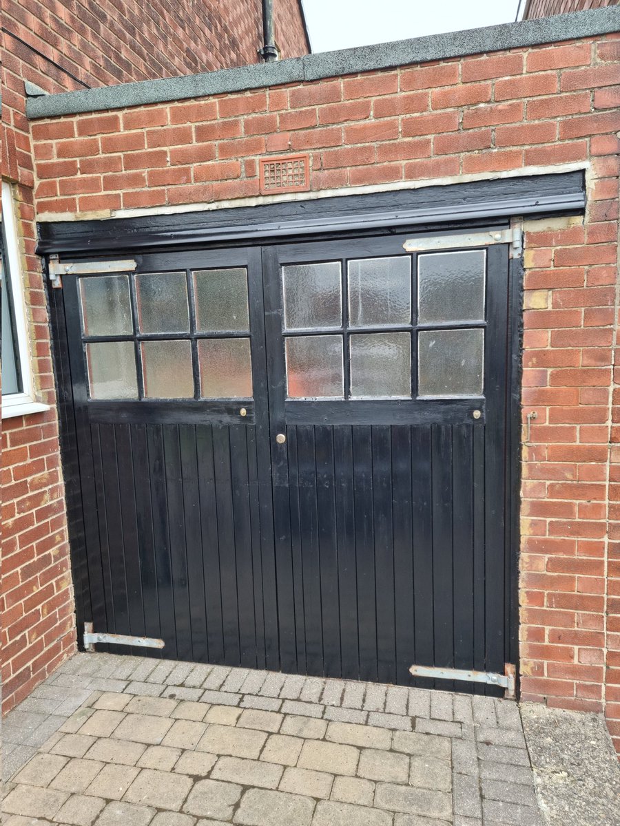 X_CELsolutions's tweet photo. Fully Refurbished Garage Front carried out keeping the Character of the Property. The Customer Loved the existing door set up so was Reluctant to go for a modern roller electric unit. Front was stripped &amp; the rot rid of. The results say it all. #Property #Solutions #Meticulous https://t.co/a1ESJyiZfW