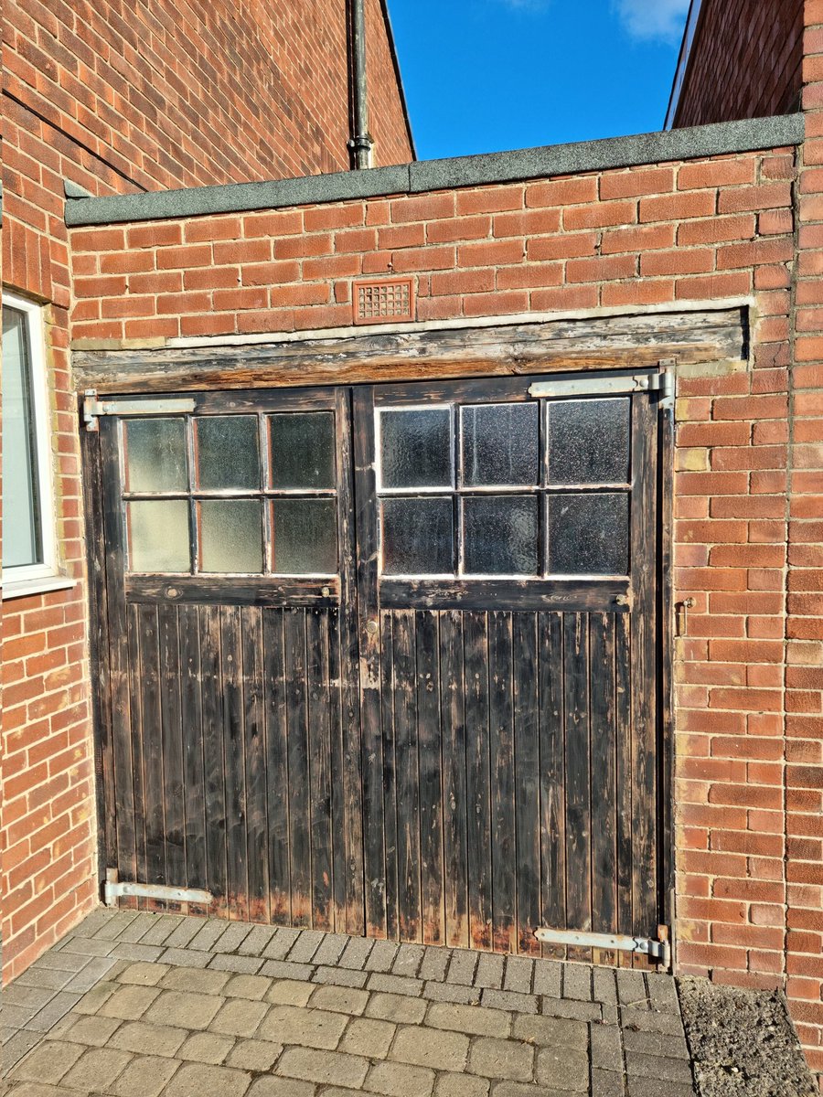 X_CELsolutions's tweet photo. Fully Refurbished Garage Front carried out keeping the Character of the Property. The Customer Loved the existing door set up so was Reluctant to go for a modern roller electric unit. Front was stripped &amp; the rot rid of. The results say it all. #Property #Solutions #Meticulous https://t.co/a1ESJyiZfW