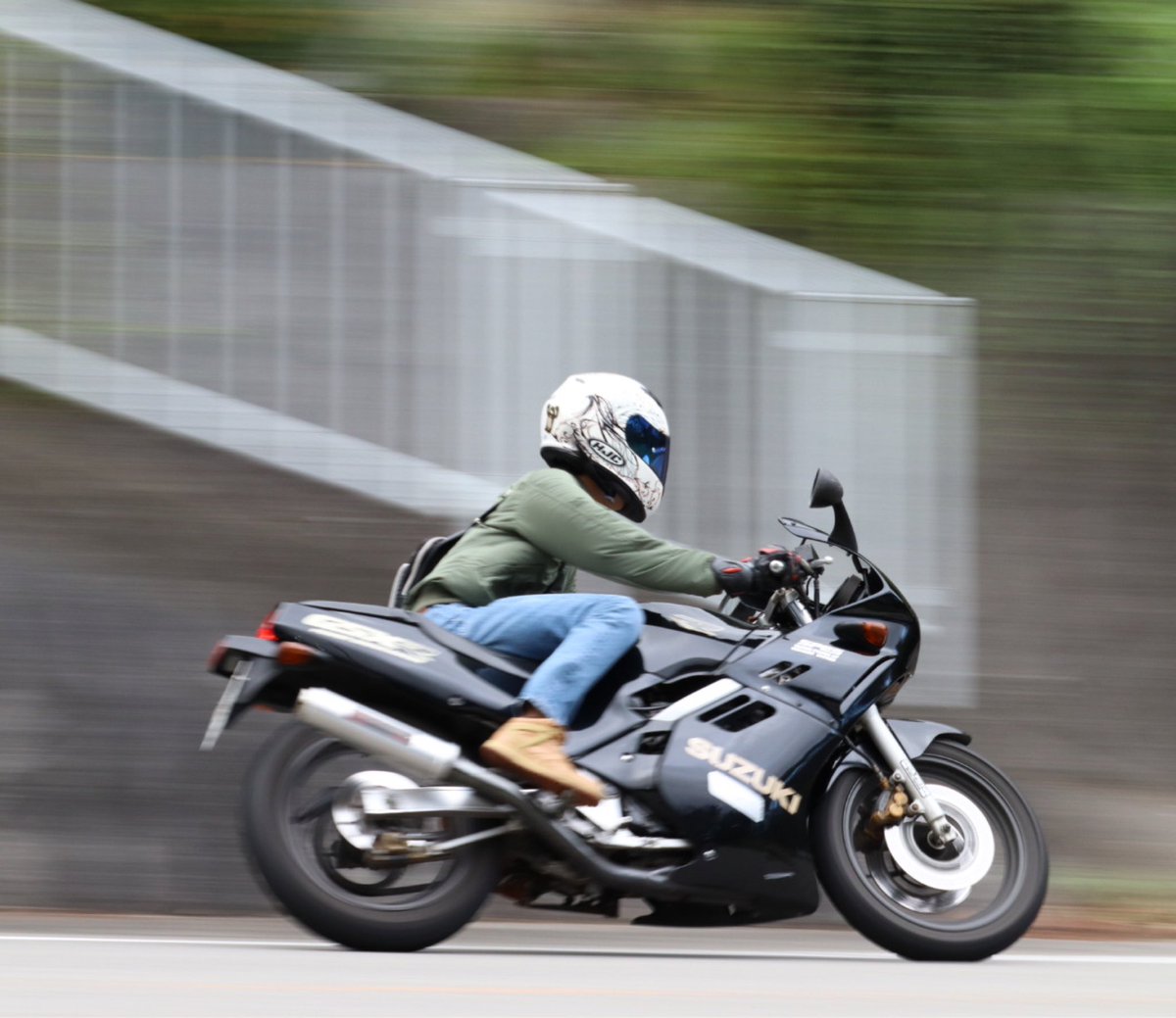Ta__k_u__'s tweet photo. @250SB_muscleG この方に流し撮りしていただきました！ありがとうございます！
お話もしてすごい優しい方でした！
機会があれば走りに行きたいです！笑
 #流し撮り  #GSX250R  #道志  #レーサーレプリカ https://t.co/AUKjLNNKXS