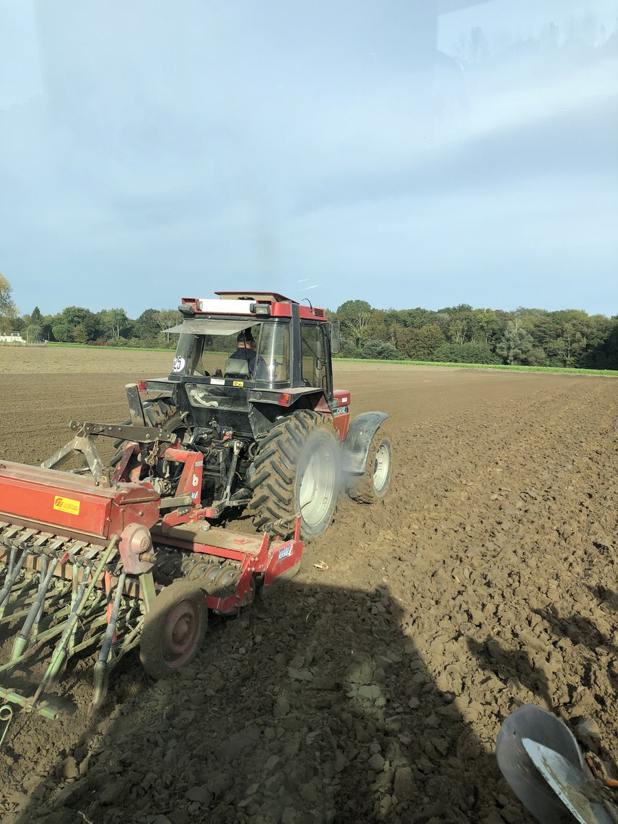 CDescamps_FD's tweet image. Aujourd’hui encore, Papy fait de la résistance 78 ans ! Son plaisir, sa @PassionCereales semer les # blés🌾🌾et en plus après #Chevignon là c’est l’ #Extase KWS 👍 retraité agricole ……  #Nouspaysans