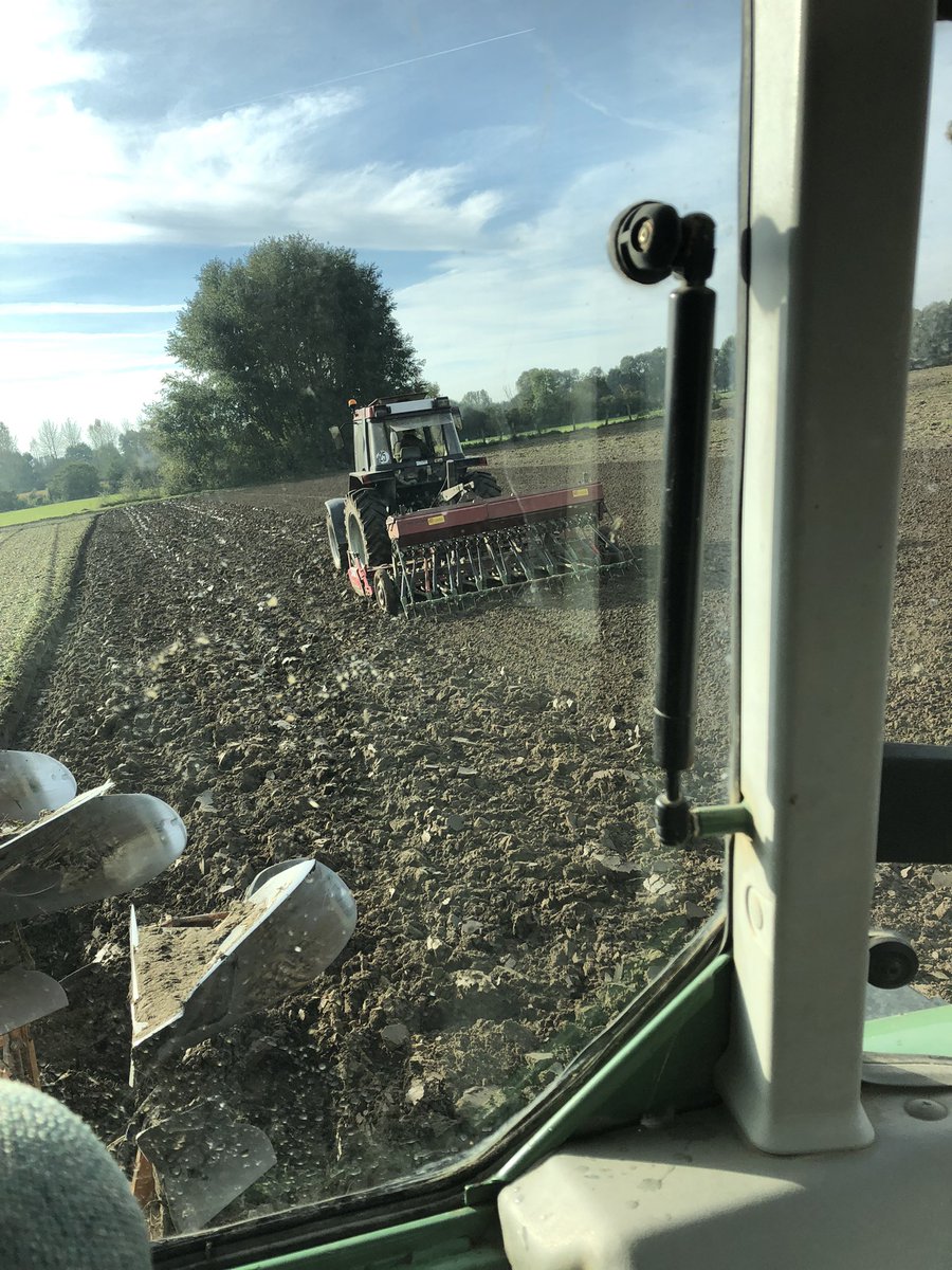 CDescamps_FD's tweet image. Aujourd’hui encore, Papy fait de la résistance 78 ans ! Son plaisir, sa @PassionCereales semer les # blés🌾🌾et en plus après #Chevignon là c’est l’ #Extase KWS 👍 retraité agricole ……  #Nouspaysans