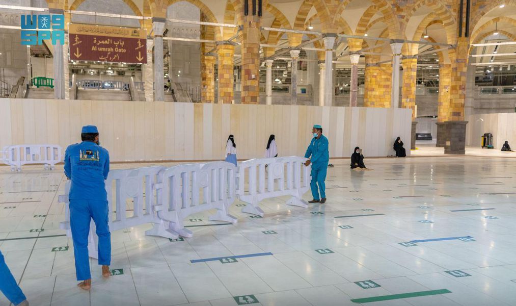 #PICTURES: Workers have begun removing social distancing stickers from indoor and outdoor corridors, squares and facilities of the Grand Mosque in line with the recent decision to ease precautionary measures.
saudigazette.com.sa/article/612300