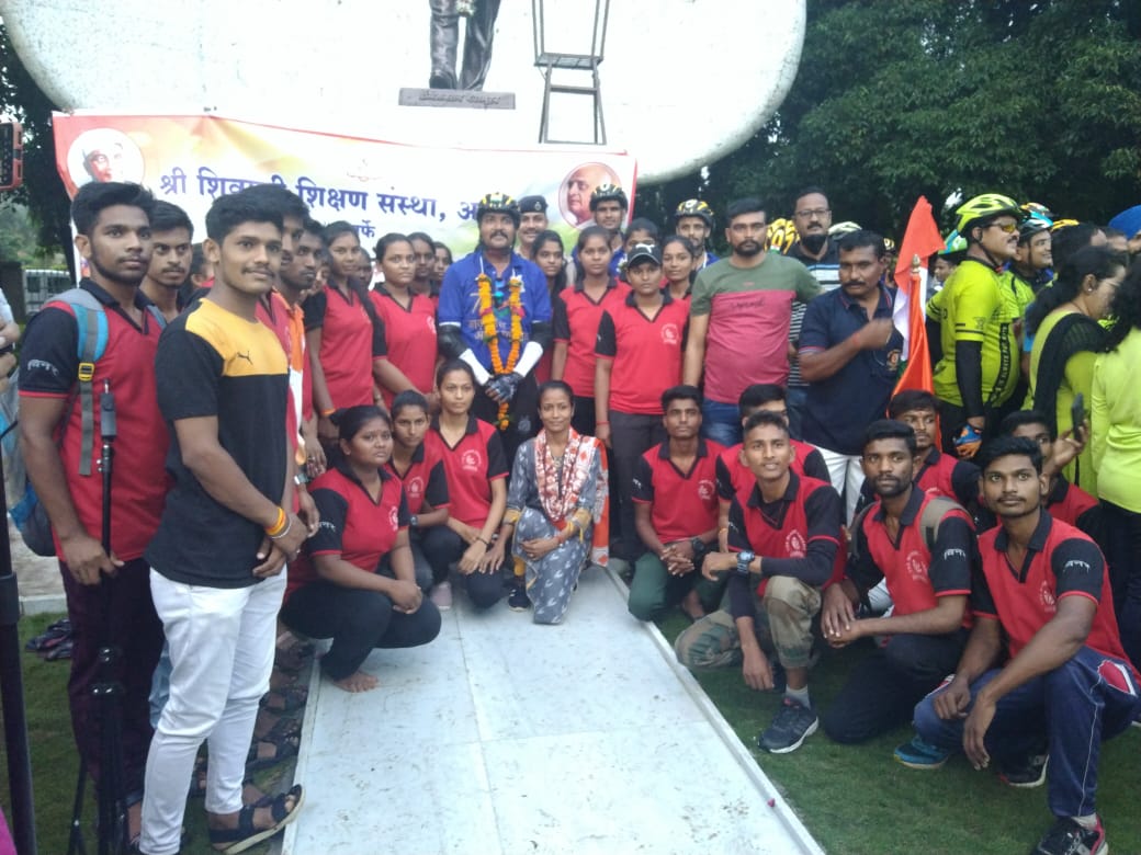digopsgdlcrpf's tweet photo. #AzadiKaAmritMahotsav #crpfcyclerally #Day6# Gadchiroli to Kevadia# साईकिल रैली टीम का श्री. शिवाजी शिक्षण संस्था अमरावती तथा नागरीकों द्वारा भव्य स्वागत @HMOIndia @crpfindia @WScrpf2016 @gccrpfnagpur @pmoindia @PIBMumbai @ZoneHyd @southzone_hyd @Gc_Gandhinagar https://t.co/2GdQHEbd3R