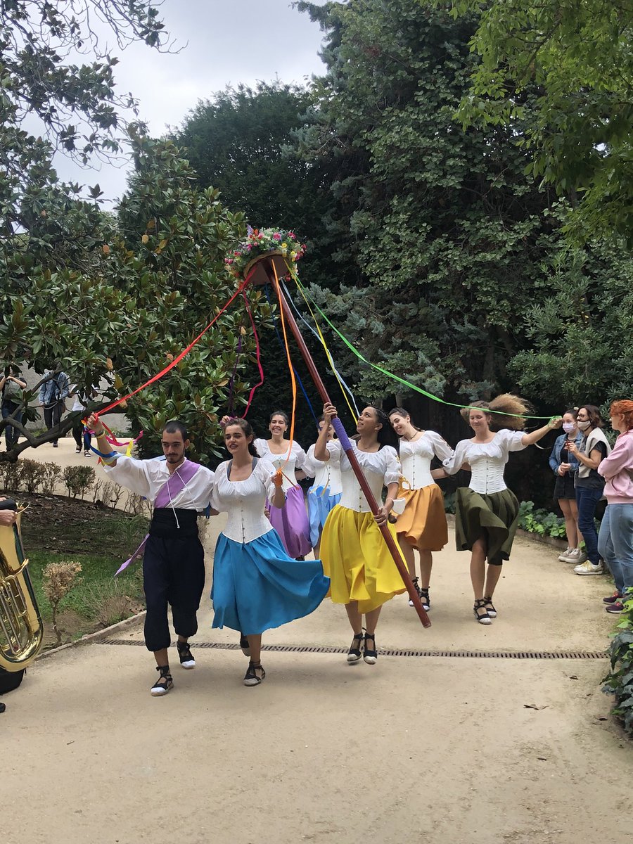 trullas_montse's tweet photo. Fantàstica 4a Festa del Ginjoler als jardins de la Casa Alegre!🙌
Gràcies #MinistrilsdelRaval, #TreureBall, #GitanesdeTerrassa i #BastonersdeTerrassa per aquesta festa tan familiar i entranyable!
A #Terrassa la #culturapopular és viva! 🙌 https://t.co/if7y08B1Cd