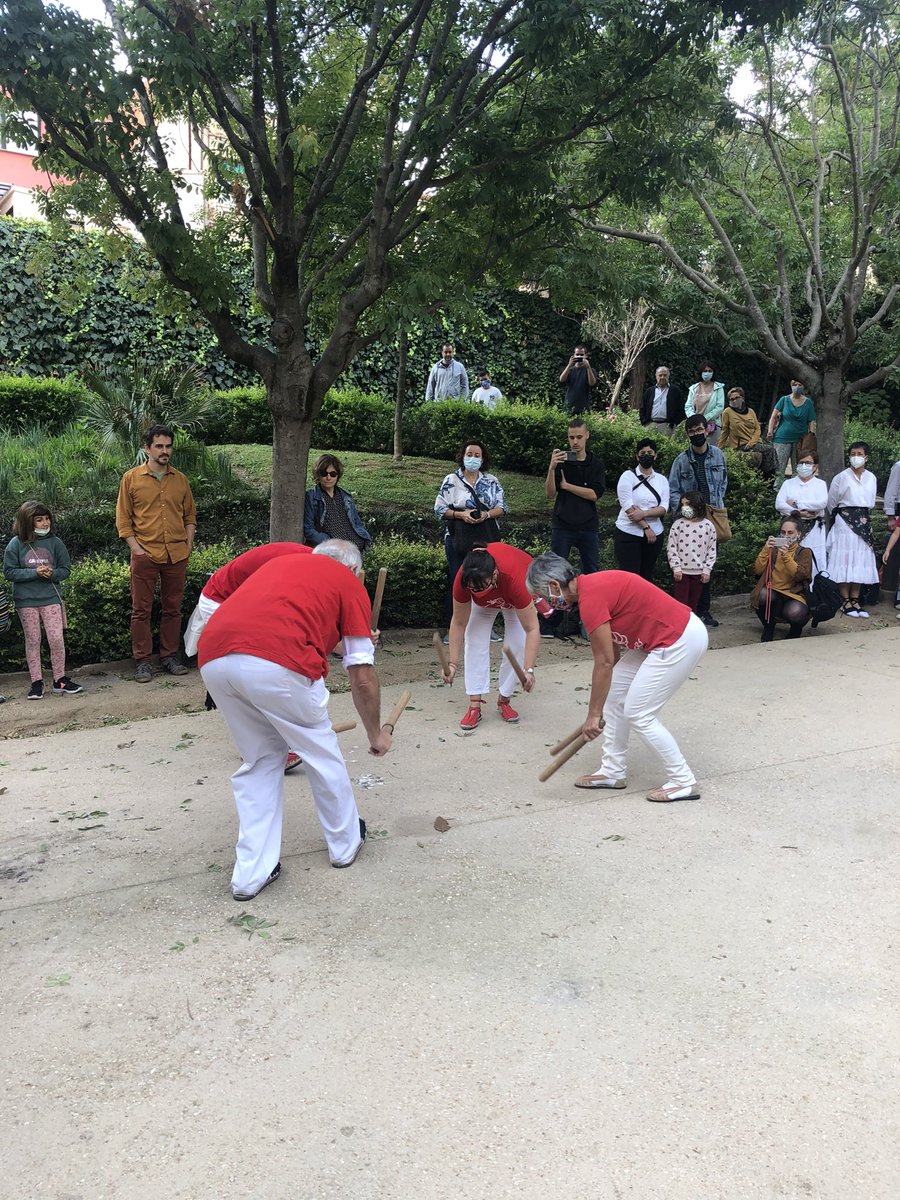 trullas_montse's tweet photo. Fantàstica 4a Festa del Ginjoler als jardins de la Casa Alegre!🙌
Gràcies #MinistrilsdelRaval, #TreureBall, #GitanesdeTerrassa i #BastonersdeTerrassa per aquesta festa tan familiar i entranyable!
A #Terrassa la #culturapopular és viva! 🙌 https://t.co/if7y08B1Cd