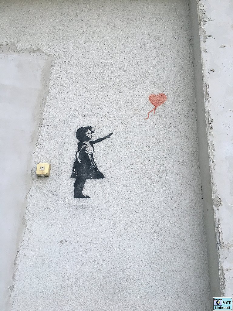 LichtPutt's tweet photo. Ein noch nicht #geschreddert​es #Banksy-#Bild am alten #Rechenzentrum in der @LH_Potsdam? Der #alt​e #DDR #Feucht​raum- #Lichtschalter ist auch #Kult, was geht da aus und an? Der #Schredderer?
#RaubKopie #fremdeFedern https://t.co/5YmdY4EME6