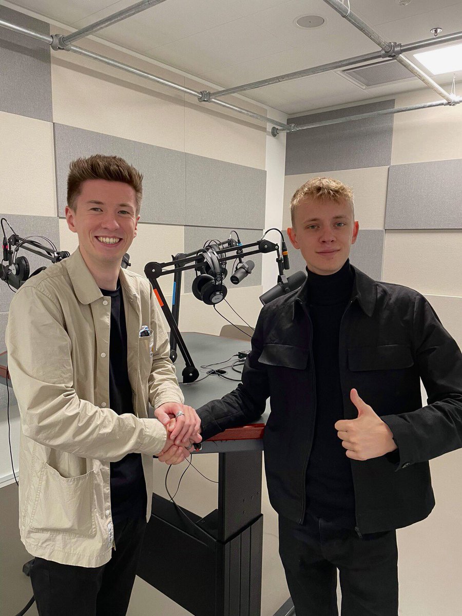 Radio Genlüd og Lytteratet går sammen til én forening. 

Vi kan glade og stolte annoncere, at vi har slået pjalterne sammen til én stærk forening under navnet Genlüd. Sammen kommer vi til at arbejde for at styrke skolens LYD, og det sociale sammenhold på tværs af semestrene.