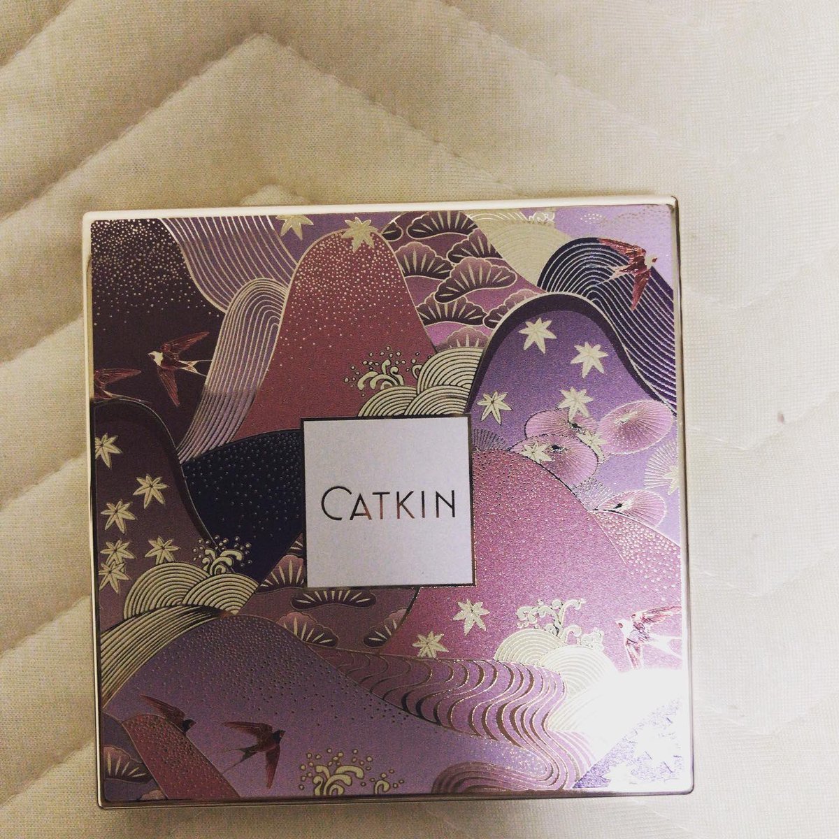 tokochaochan's tweet photo. 中国コスメのアイシャドウ可愛くて買ってしまったー❤️#長相思　#CATKIN https://t.co/Tot8JyGRPz