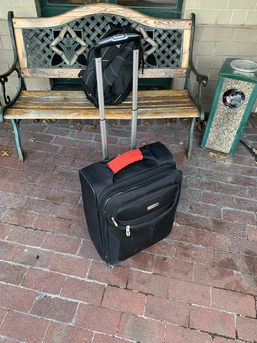 robdevine18's tweet image. The time has come. Pack the damn bag. In and out. #PrayForTheOCs #BusinessTrip #WeOutHere @Anthem_Singer @smurphy1928  🐻⬇️👔🧳😤