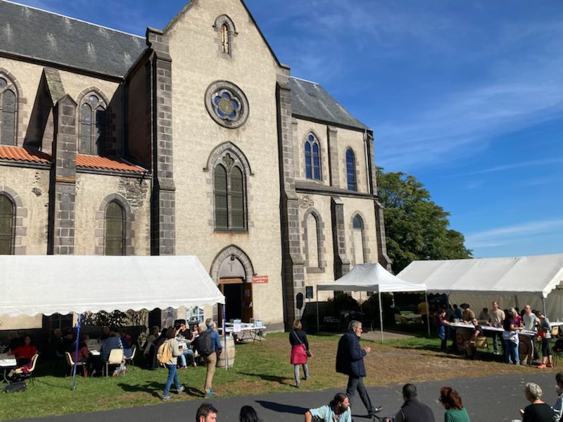 ChauvinLionel63's tweet photo. 🥾 1ère édition des randonnées événementielles #LesVoltanics à Chateaugay (organisées par le @Departement63 ) 
L’occasion de fouler les terres et les vignobles volcaniques, et de saluer l’engagement de la fédération viticole ! 🍇 https://t.co/tRtnSCxRFH