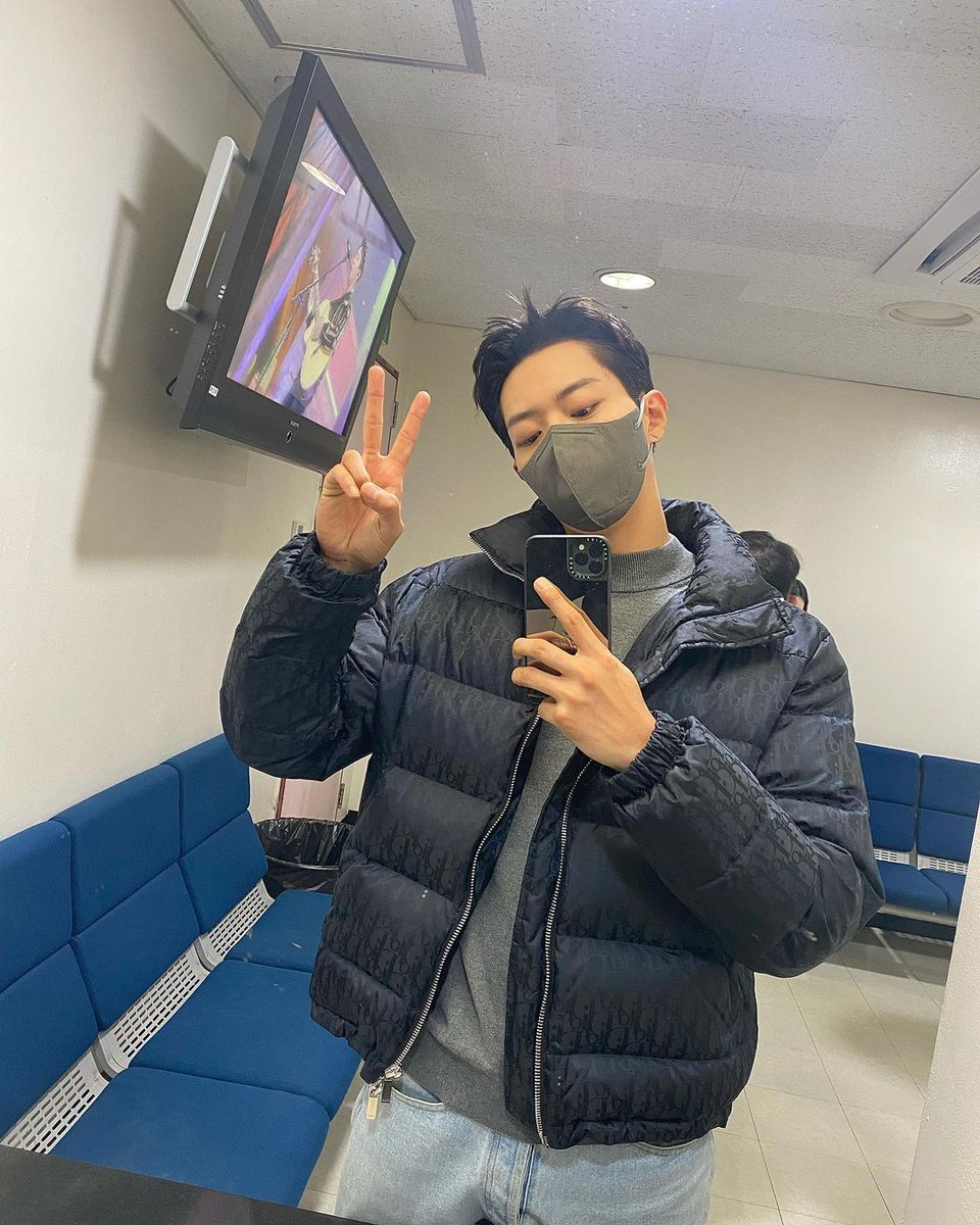 CNBLUECL's tweet photo. 211017 Lee Jungshin Instagram Update
[Eng Trans] @MentalShin I took out my padded jacket🤧
https://t.co/uvApsnbDxE

#이정신 #LeeJungShin #CNBLUE #씨엔블루 #싹둑 #Love_Cut #Wanted #LoveCut https://t.co/caPisG7Wk2