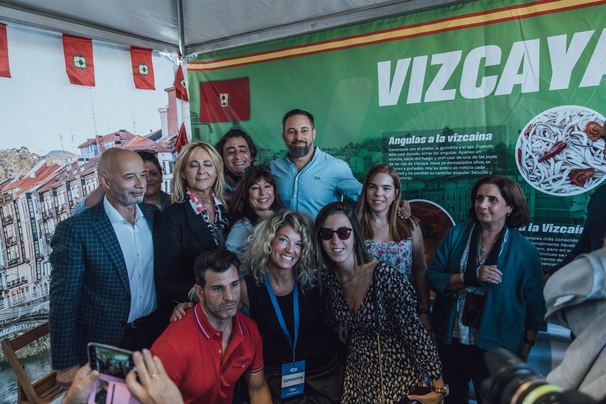 vox_vizcaya's tweet image. 🟢Todavía con el entusiasmo del #VIVA21 🇪🇸.
👥Te agradecemos @Santi_ABASCAL tu cercanía y cariño hacia todos los #Vizcainos presentes.
#VoxVizcaya #AgendaEspaña 🇪🇸