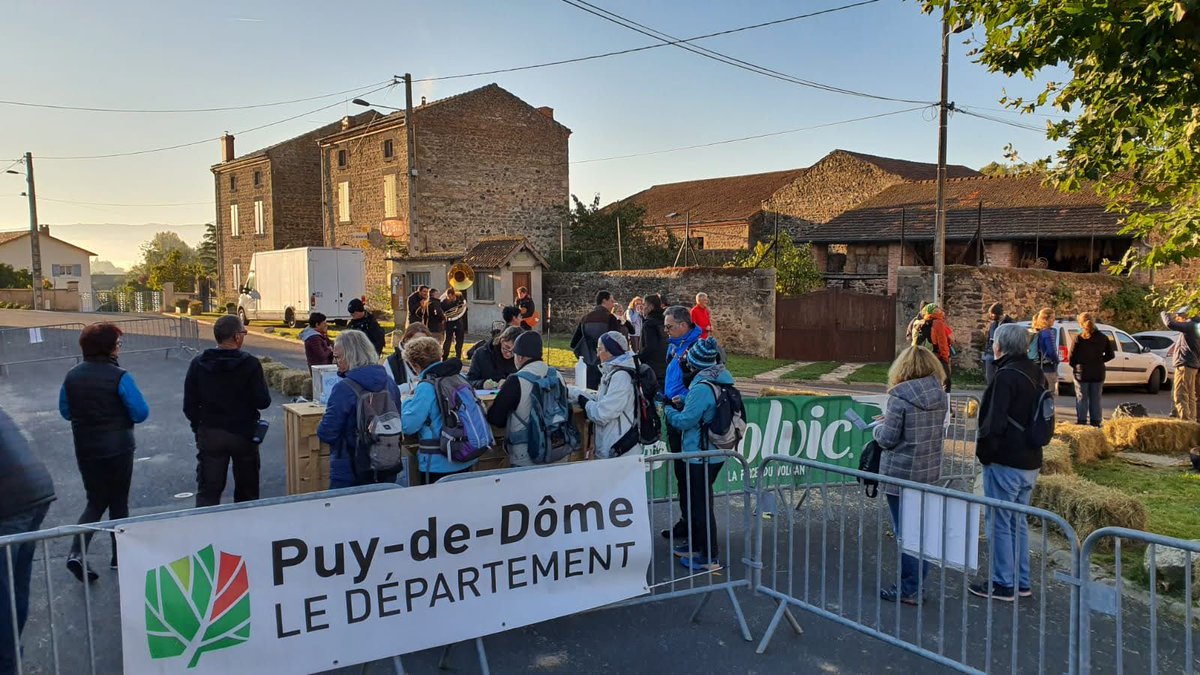 Departement63's tweet photo. Faire du #puydedome une destination oenotouristique ? 🍇🍷 4️⃣5️⃣0️⃣ puydomois ont marché autour de cette idée, ce matin lors des Vontanics, 3 balades organisées par le Département, la fédération viticole 63, l'AOC Côtes d'Auvergne et @VINORA_2020 à Boudes, Corent et Châteaugay. https://t.co/9cmuJOmFi9