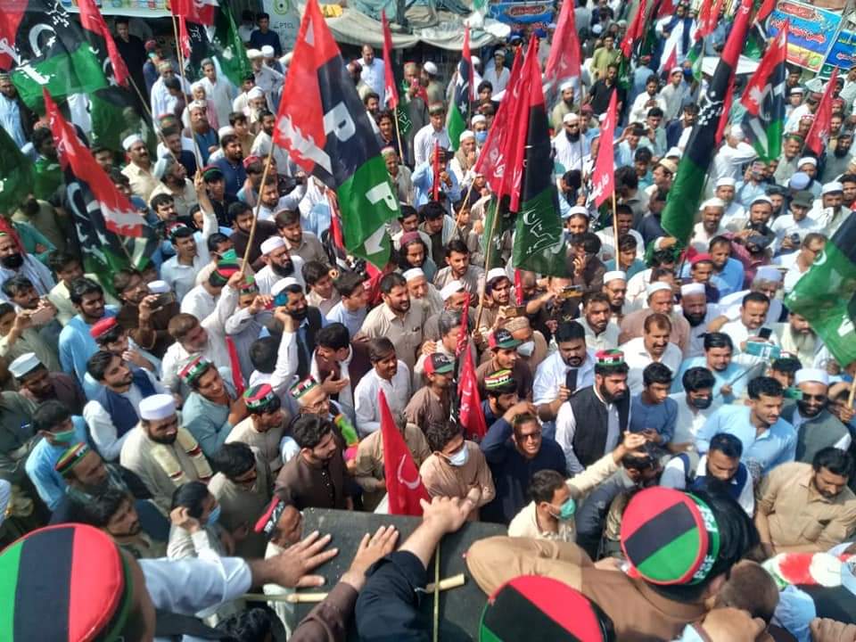 PPP_Pakhtunkhwa's tweet photo. جاگ گئی عوام جاگ گیا پختونخوا کوہاٹ میں سیلیکٹڈ حکومت مہنگائی کے خلاف احتجاجی مظاہرے کی تصوریں جھلکیاں۔ @BBhuttoZardari @AseefaBZ https://t.co/YESPh3VNZ8