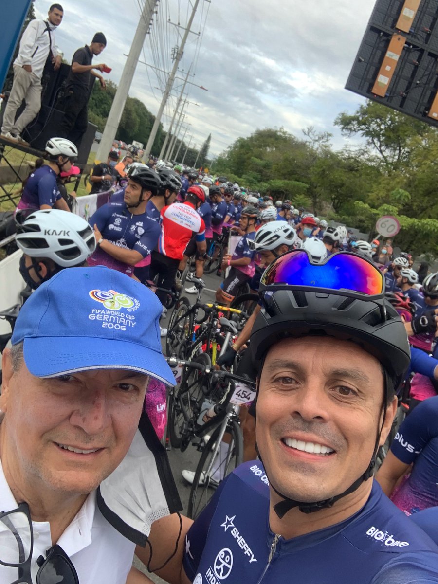 PROFE_RESTREPO's tweet photo. A punto de la salida del  gran fondo ciudad musical en Ibague. Aquí con nuestro compañero @victorhugopenag  uno de los mil participantes. 144 kilómetros de gran batalla en día nublado pero fresco https://t.co/0eeIGTxLID