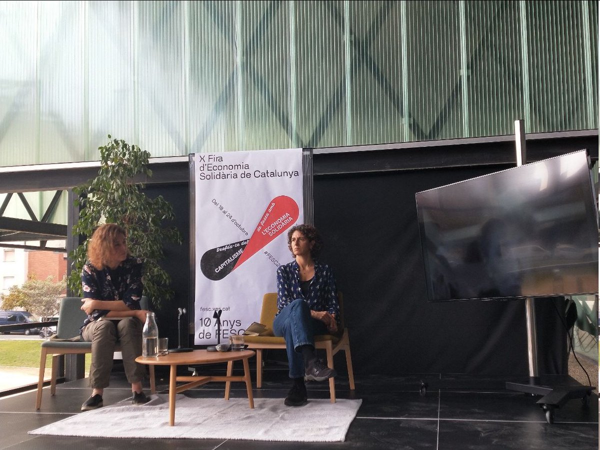 XES_cat's tweet photo. @MarinaGarces @magdabandera "Cada día tenemos que pensar cómo construir una sociedad fuera del estado y el capitalismo".

➡️Gràcies Silvia Federici, @MarinaGarces i @magdabandera per tantes idees i reflexions. Quin plaer sentir-vos

➡️Gràcies a les que ens heu seguit al @CanodromBCN i x streaming. #FESC2021 https://t.co/vpMspmuy3l