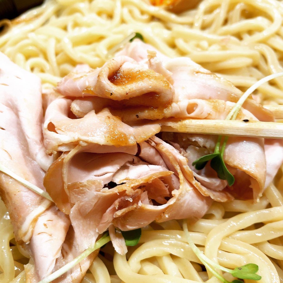 nazuna073's tweet photo. 西新宿「五輪洞」
濃厚五輪洞つけ麺・3倍盛(1180円)

さっぱり(視覚のみ)

武蔵グループの麺は
硬さともっちりのバランスが絶妙。
スープは鰹節が効いたドロドロ魚介豚骨。
ここの武蔵限定のしゃぶ肉のような
低温調理肉がこれまた美味しい。
玉ねぎ和風ソースがかかり
そのままでも麺に包んでも良し。 https://t.co/QnamrVQ682