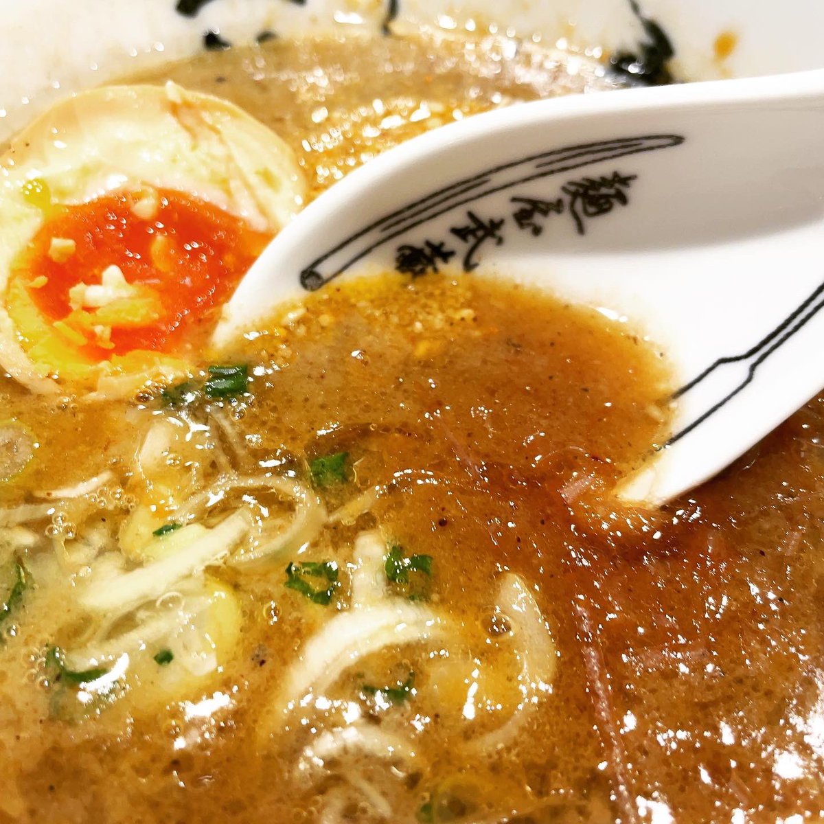 nazuna073's tweet photo. 西新宿「五輪洞」
濃厚五輪洞つけ麺・3倍盛(1180円)

さっぱり(視覚のみ)

武蔵グループの麺は
硬さともっちりのバランスが絶妙。
スープは鰹節が効いたドロドロ魚介豚骨。
ここの武蔵限定のしゃぶ肉のような
低温調理肉がこれまた美味しい。
玉ねぎ和風ソースがかかり
そのままでも麺に包んでも良し。 https://t.co/QnamrVQ682