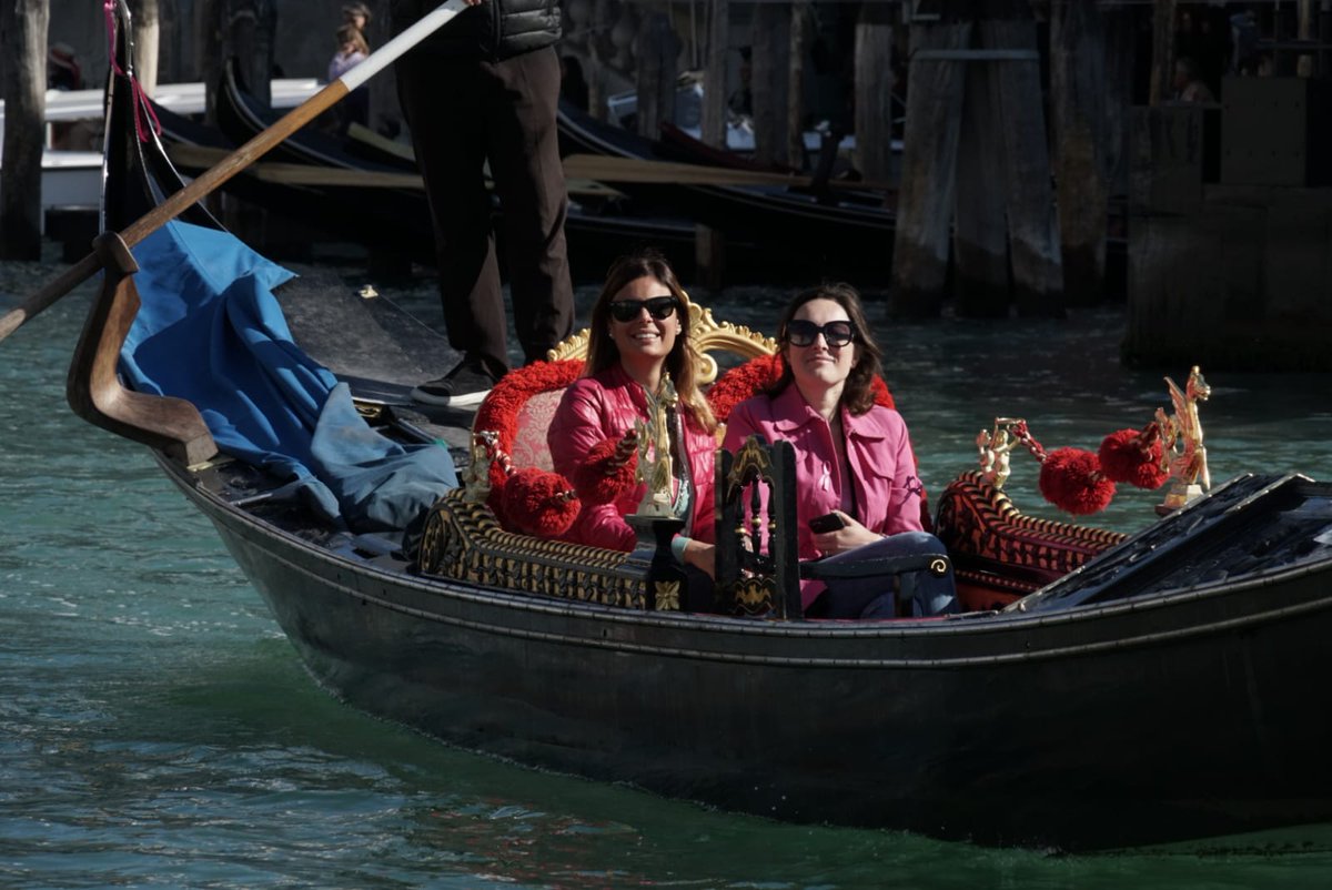 comunevenezia's tweet photo. #Sceglilaprevenzione

🎗️Ottobre Rosa 2021: oggi in laguna il corteo dragon boat "Donne in Rosa"

➡️Le quattro imbarcazioni hanno percorso con il Vaporetto Rosa il Canal Grande fino a Bacino San Marco, per poi fare inversione

🔎https://t.co/2JvKIZTKqM https://t.co/eSb8I96Xlq