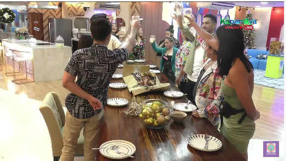 Happy salo-salo, Celebrity Housemates!
#PBBKumunity1stNight