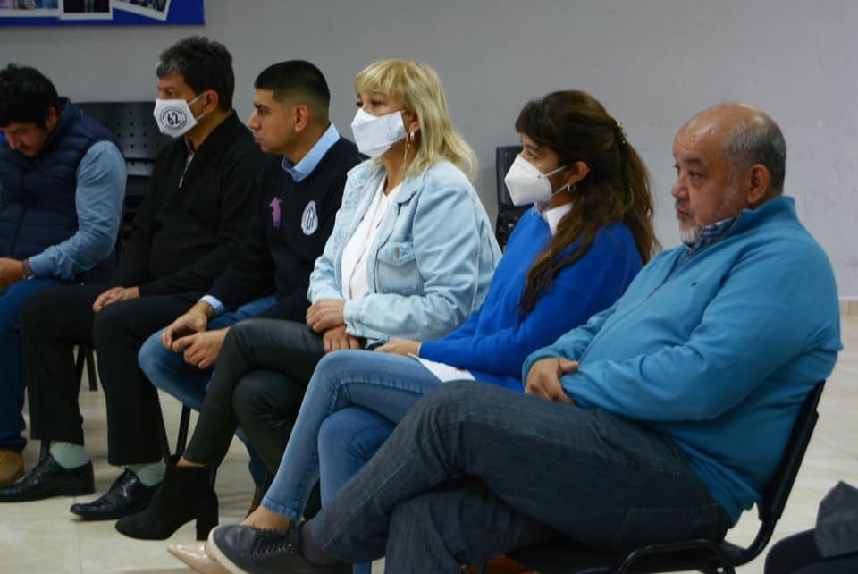 PRETENDEN ELIMINAR LAS #INDEMNIZACIONES POR #DESPIDOS en detrimento y atentando contra la estabilidad laboral, que tanto sufrimiento, sudor y sangre nos costó conseguir y mantener a los trabajadores de la República Argentina. 

Con respecto a este tema cada uno de los candidatos