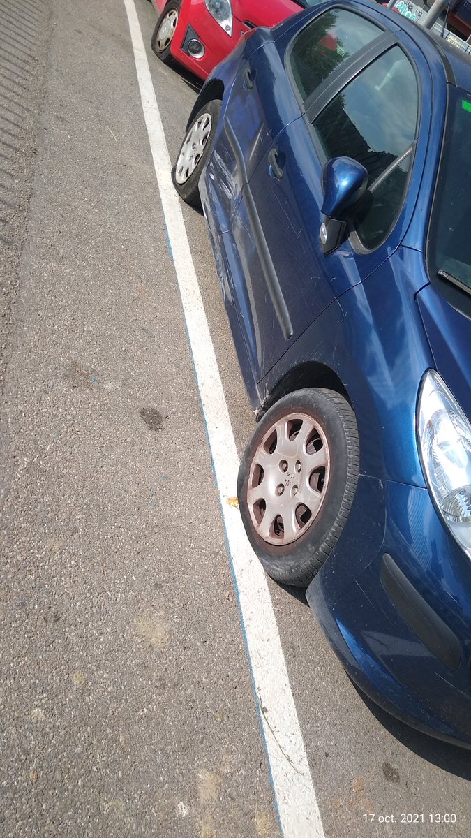 TVSalt's tweet photo. Si teniu el vehicle estacionat als carrers Moraneta i S. Ramón i Cajal que envolten Santa Catarina es molt possible que tingueu pneumàtics punxats amb navalles, hi ha qui a trobat els 4 punxats.Hi han uns 50 vehicles afectats arribant fins a Can Gilbert del Pla. #vandalisme https://t.co/lWzOAU5Ehq