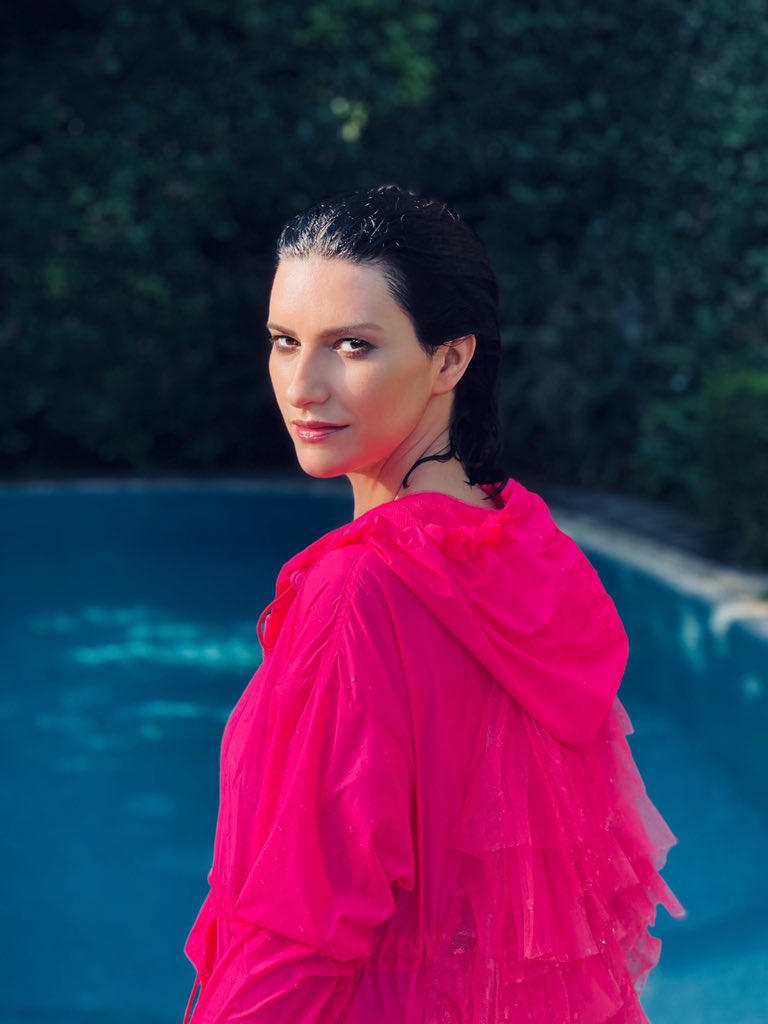 I'm so happy that I jumped in the swimming pool, even though it's raining! ... because tomorrow I'll tell you the place and the date of my live return!
<a href="/Laura4uOfficial/">Laura4u Official</a>

#pausinibeme