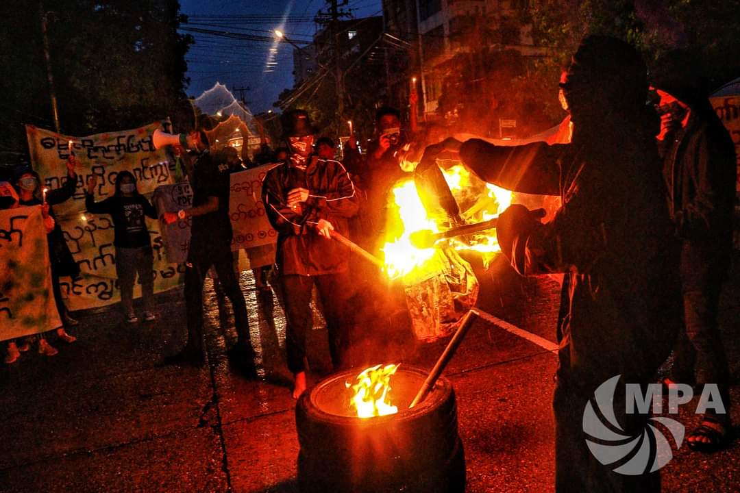 m_krl1's tweet image. Youths and locals from #Yangon staged a peaceful strike ,chanted slogans and raised three fingers salute against military dictatorship tonight(Oct17) along with flambeau and candlelights despite Junta’s brutal abductions and deadly assualts.
#Oct17Coup  
#WhatsHappeningInMyanmar