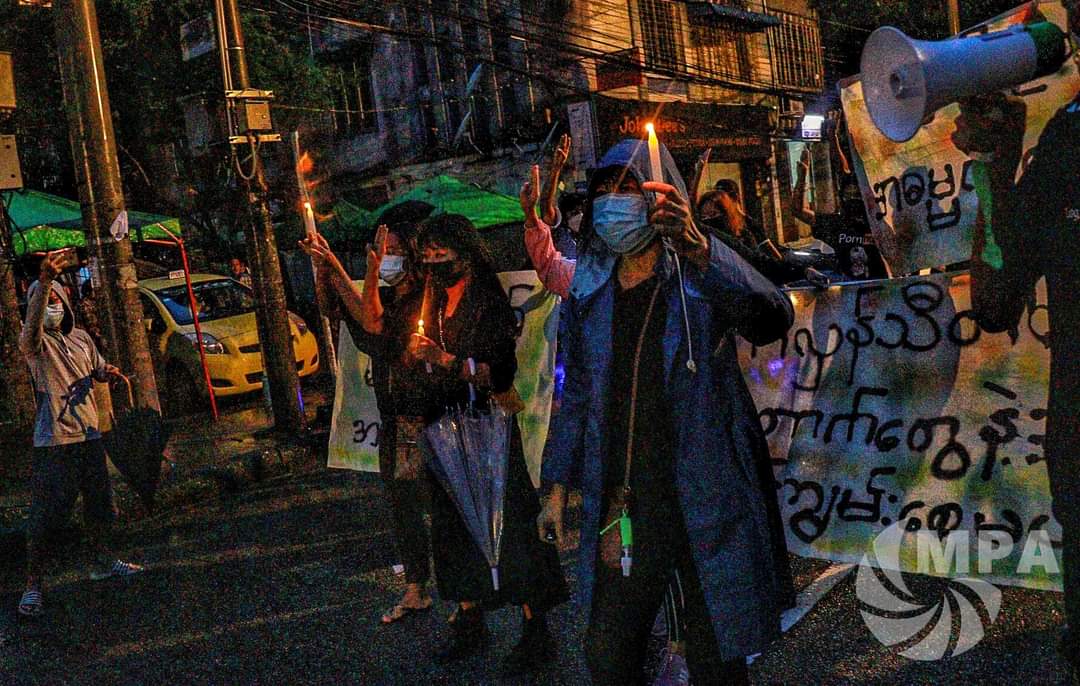 m_krl1's tweet image. Youths and locals from #Yangon staged a peaceful strike ,chanted slogans and raised three fingers salute against military dictatorship tonight(Oct17) along with flambeau and candlelights despite Junta’s brutal abductions and deadly assualts.
#Oct17Coup  
#WhatsHappeningInMyanmar
